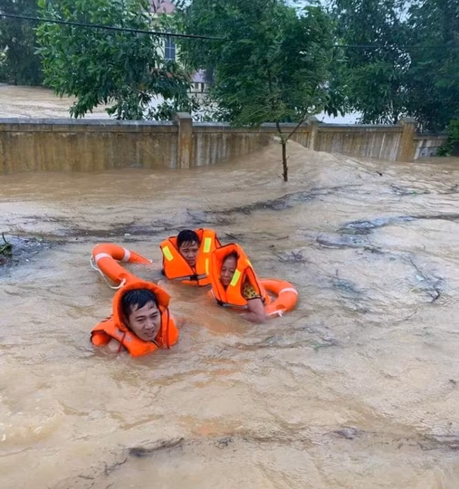 Cán bộ, chiến sĩ Công an huyện Lệ Thủy vượt lũ dữ để cứu dân.
