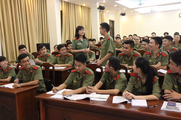 Học viện Chính trị CAND thường xuyên tăng cường tọa đàm trao đổi giữa giảng viên và học viên, tích cực đổi mới phương pháp giảng dạy.