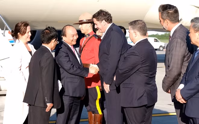 Bộ trưởng Chính phủ Liên bang, Bộ trưởng Bang Québec đón Thủ tướng và Đoàn Việt Nam tại sân bay Jean-Lesage. Ảnh: VGP/Quang Hiếu