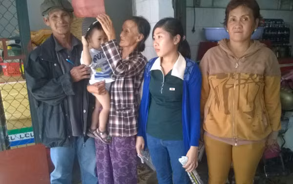 Vợ chồng ông Tùng và người thân trong lần đi thăm nuôi Trúc tại Trại giam Chí Hòa.
