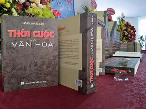 Nhà báo Hồ Quang Lợi chia sẻ cuốn sách mới nhất của ông.