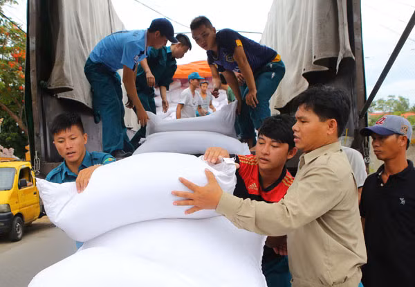 Ngư dân tỉnh Thừa Thiên - Huế nhận gạo hỗ trợ sau sự cố môi trường biển.