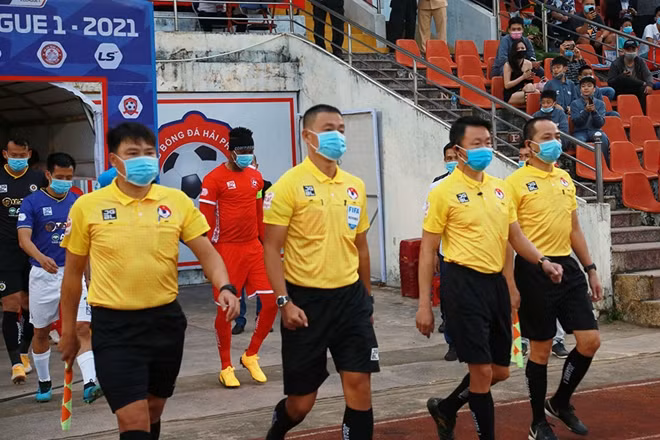 Trận đấu giữa Hà Nội FC và CLB Hải Phòng diễn ra khi ban tổ chức áp dụng những quy định vô cùng chặt chẽ để phòng chống dịch COVID-19. Các cầu thủ và trọng tài khi trận đấu chưa bắt đầu đều phải sử dụng khẩu trang.