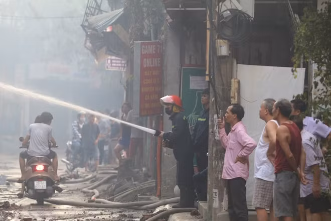 Vụ cháy này thực sự rất dữ dội. Vào 20h tối qua ngọn lửa chưa có dấu hiệu hạ nhiệt, lực lượng PCCC Hà Nội phải điều hàng chục xe chữa cháy cùng một lực lượng lớn nhân lực tới dập lửa.