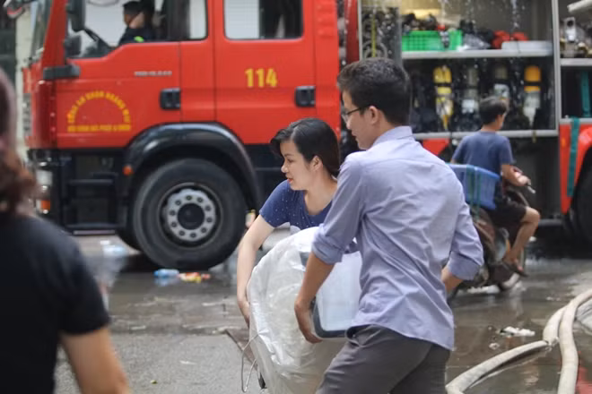 Cũng do địa điểm xảy ra cháy nằm gần khu dân cư, nên người dân sợ lửa cháy lan, vội vã di dời tài sản. Đến sáng nay khi ngọn lửa được cơ bản khống chế nhiều người mới dám khuân đồ trở lại nhà.