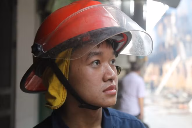 Các chiến sĩ cảnh sát PCCC đã có một đêm "quần nhau" với giặc lửa.
