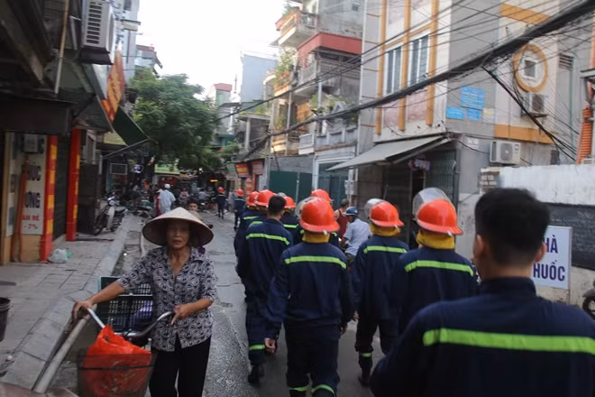 Vụ cháy tại khu nhà máy Rạng Đông là một trong những vụ hỏa hoản lớn và phức tạp tại Hà Nội vào hôm qua (28-8). Trong ảnh lực lượng PCCC tại hiện trường vào sáng sớm ngày 29-8.