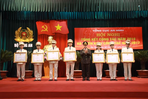 Thừa ủy quyền của Chủ tịch nước, Thứ trưởng Bùi Văn Nam tặng Huân chương Chiến công hạng Ba cho 7 cá nhân.