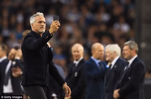 Cựu ngôi sao bóng đá người Pháp kiêm diễn viên David Ginola cũng có mặt trong ngày đặc biệt của Tottenham. Ảnh: Getty Image.