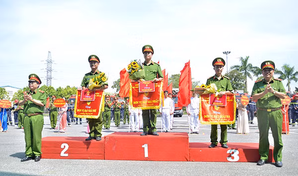 Trao giải cho các đội giành giải Nhất, Nhì, Ba.