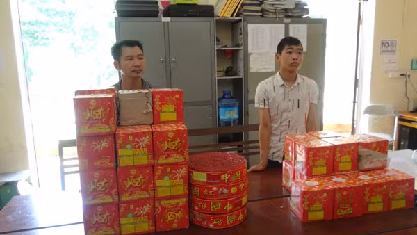 Hai đối tượng và tang vật.