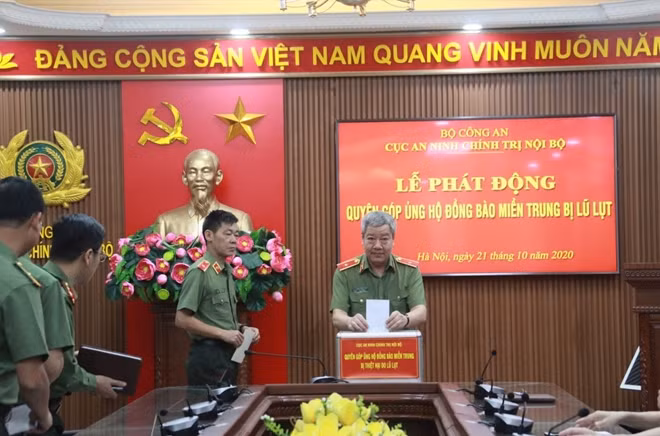 Thiếu tướng Đặng Ngọc Tuyến và các cán bộ đơn vị tham gia ủng hộ đồng bào miền Trung bị lũ lụt.
