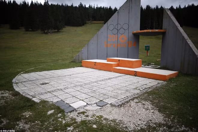 Bệ trao huân chương môn trượt tuyết của Olympic mùa đông Sarajevo 1984 tại Mount Igman, Bosnia và Herzegovina. Ảnh: Reuters.