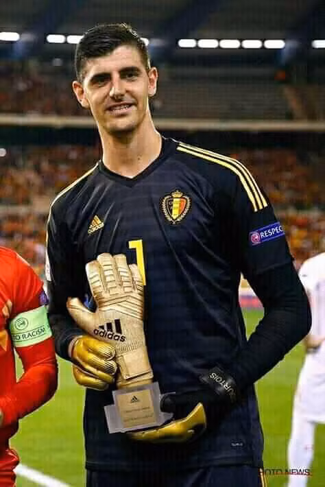 Thibaut Courtois nhận giải "Găng tay vàng". Trong suốt 90 thủ thành người Bỉ đã làm nản lòng hàng công đắt giá của Barca. Trước trận này Thibaut Courtois đã phát biểu rằng anh chỉ coi Lionel Messi như một cầu thủ bình thường và hôm nay đúng là anh đã biến M10 thành một cầu thủ bình thường.