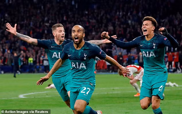 Lucas Moura đã trở thành người hùng của Tottenham trong trận này với 3 bàn thắng giúp Spur lội ngược dòng ngoạn mục trước Ajax.