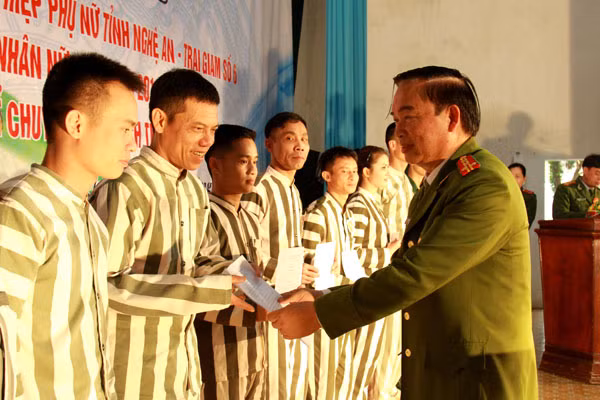 Trao phần thưởng từ Quỹ hoàn lương cho những phạm nhân tiêu biểu.