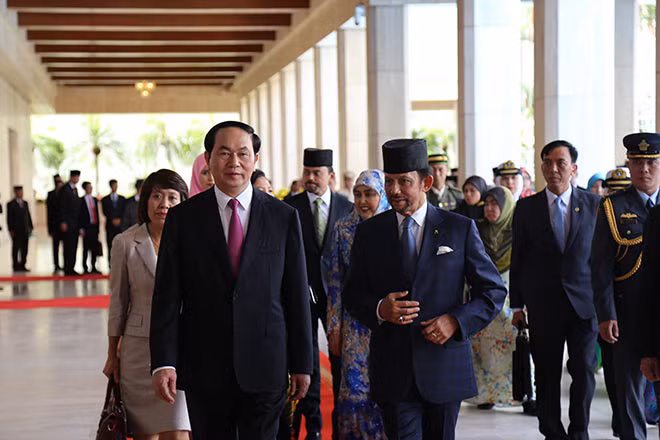 Chủ tịch nước Trần Đại Quang cùng Quốc vương Hagi Hassanal Bolkiah tại Cung điện Istanal Nurul Iman.