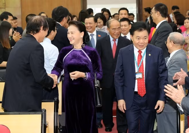 Chủ tịch Quốc hội Nguyễn Thị Kim Ngân với cán bộ, giảng viên và sinh viên Học viện Tài chính. (Ảnh: Trọng Đức/TTXVN)