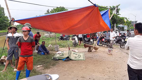 Xác nạn nhân đã vớt lên khỏi sông.