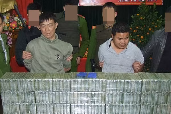 Hai đối tượng bị bắt trong chuyên án thu giữ 200 bánh heroin.