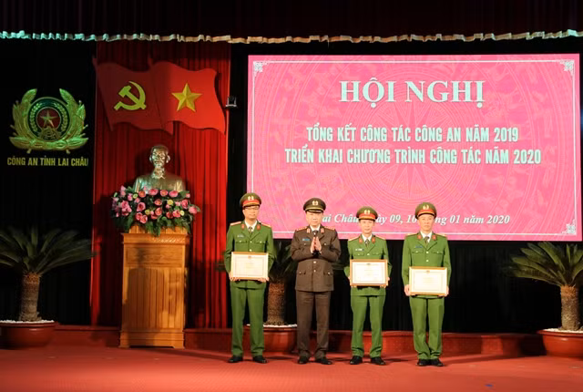 Bộ trưởng Tô Lâm trao Bằng khen của Bộ Công an tặng các tập thể, cá nhân xuất sắc . Bộ trưởng Tô Lâm trao Bằng khen của Bộ Công an tặng các tập thể, cá nhân xuất sắc .