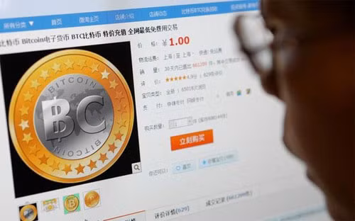 Một nhà đầu tư Trung Quốc đang giao dịch Bitcoin.
