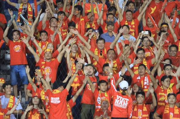 Các cổ động viên Việt Nam lọt thỏm giữa rừng CĐV Myanmar, nhưng vẫn cổ động cháy mình cho Đội tuyển.