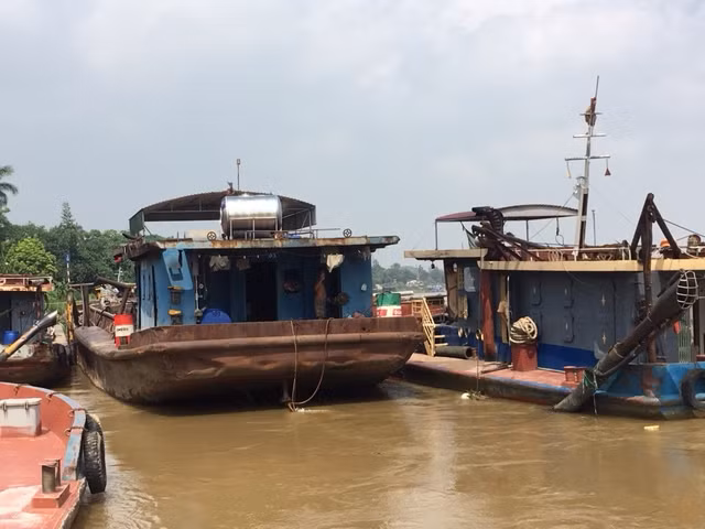 Các tàu hút cát bị bắt giữ.