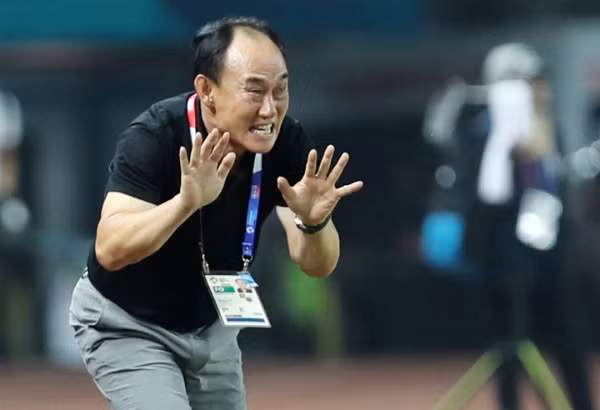 Ông Kim Hak-bum chịu áp lực lớn giành chức vô địch khi có trong tay nhiều ngôi sao. Ảnh: VNE.