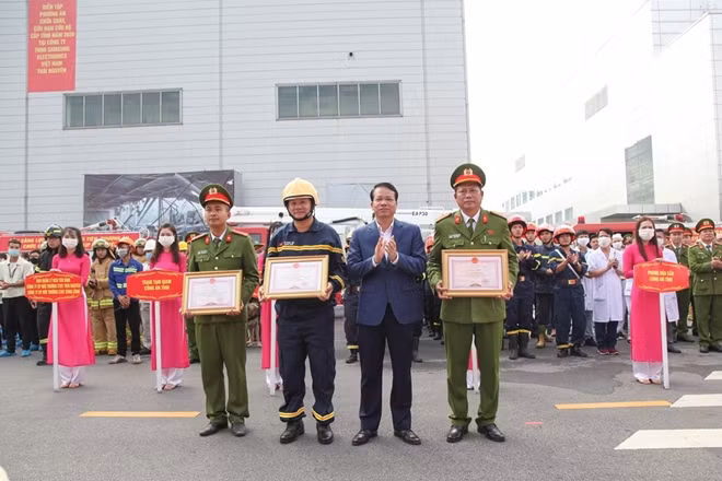 Khen thưởng cho các tập thể, cá nhân có thành tích xuất sắc trong công tác tổ chức diễn tập và diễn tập.
