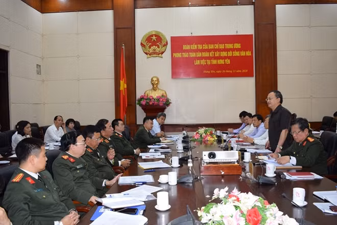 Đồng chí Đỗ Tiến Sỹ, Ủy viên Ban Chấp hành Trung ương Đảng, Bí thư Tỉnh ủy, Trưởng đoàn đại biểu Quốc hội tỉnh phát biểu.