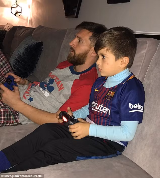 Bố con nhà Messi cùng chơi FIFA.