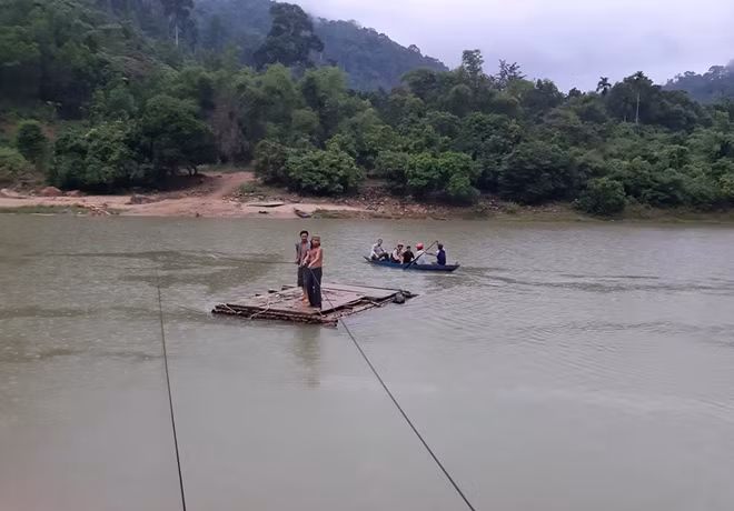 Người dân muốn lên huyện, xã, đi học đều phải lội bộ, chèo ghe, đi bè vượt sông Tranh dù hiểm nguy đến tính mạng bất cứ lúc nào.