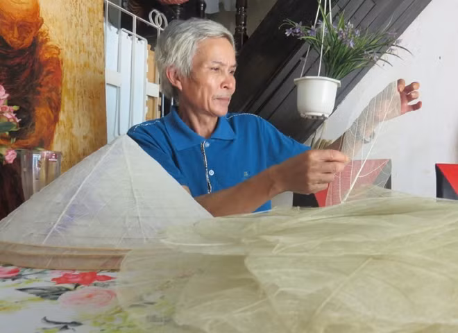 Ông Võ Ngọc Hùng làm nón từ lá bàng rừng.