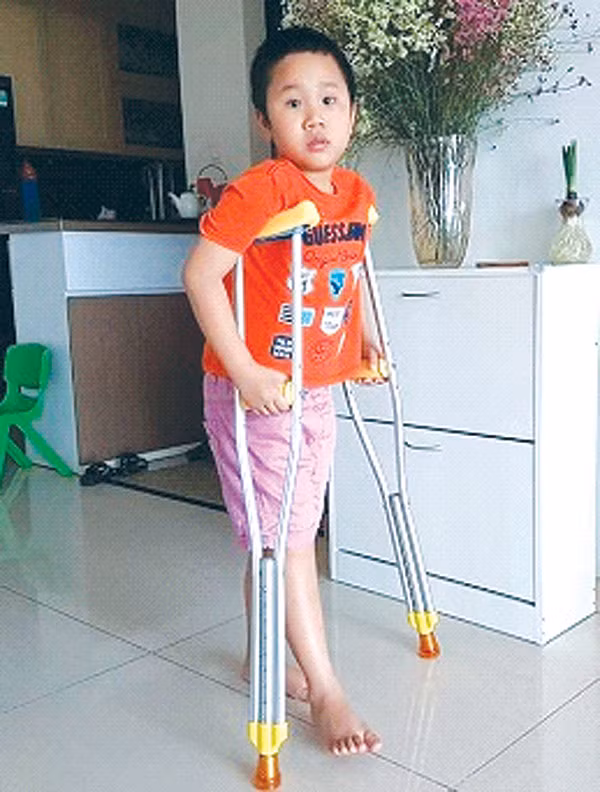 Cháu Kiên đang tập đi bằng nạng. Ảnh: CTV