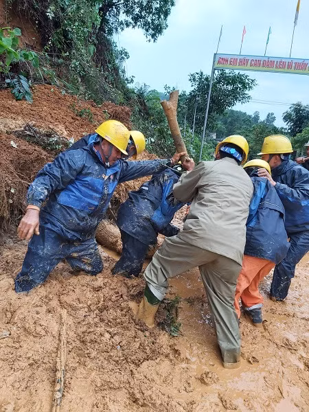 Công nhân Điện lực Anh Sơn, Nghệ An, khắc phục sự cố. Công nhân Điện lực Anh Sơn, Nghệ An, khắc phục sự cố.