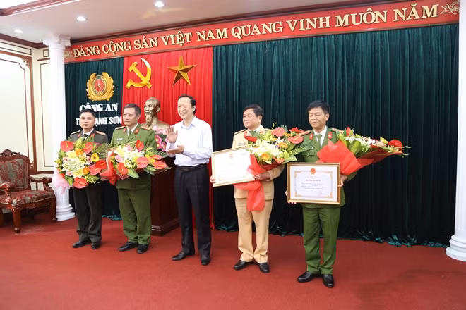 Các đơn vị Công an tỉnh Lạng Sơn nhận bằng khen về thành tích trong cuộc chiến chống ma túy.