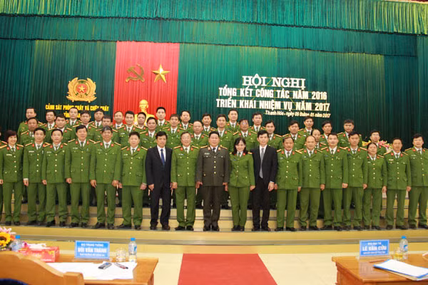 Thứ trưởng Bùi Văn Thành với các đại biểu