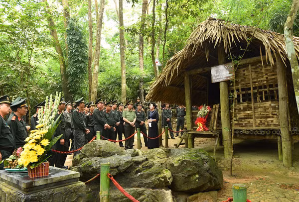Cán bộ chiến sĩ Bộ Tư lệnh Cảnh vệ về nguồn tại lán Nà Nưa (Tuyên Quang, 2016).