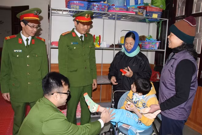 Thành viên Đoàn tình nguyện thăm hỏi, tặng quà cho các trẻ em khuyết tật.