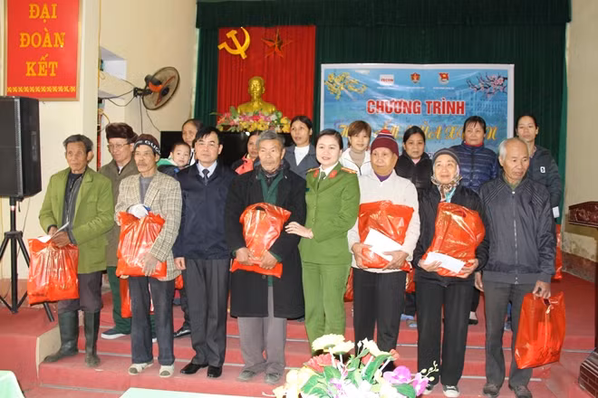 Đại diện đoàn tình nguyện tặng quà cho các gia đình chính sách.