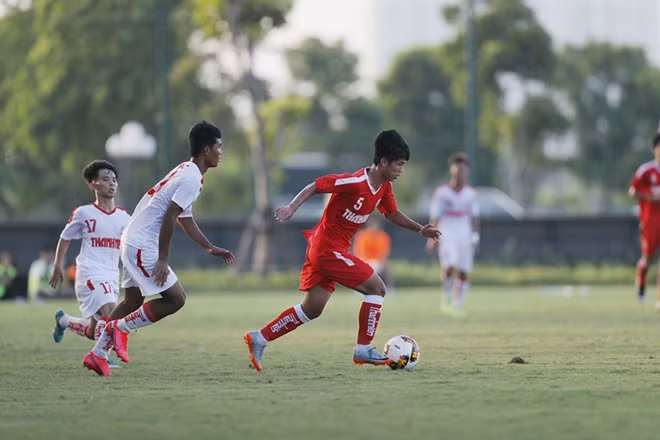U19 PVF (áo đỏ) gần như chiếm ưu thế trong cả trận đấu.