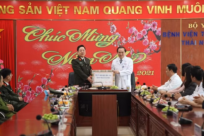 Đại tá Bùi Đức Hải tặng quà cho tập thể y, bác sĩ Bệnh viện Trung ương Thái Nguyên.