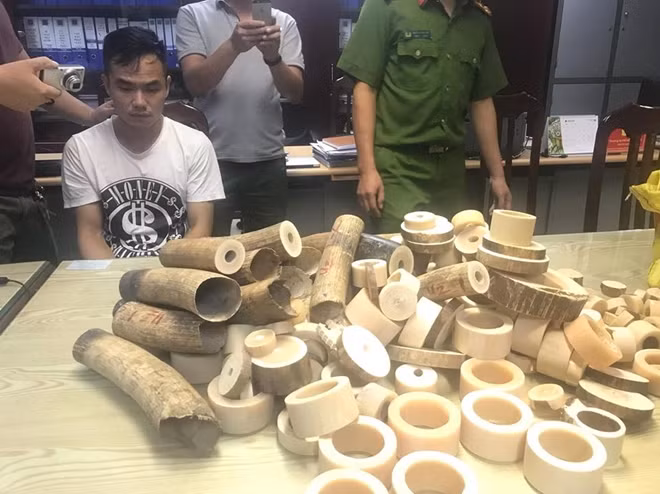Đối tượng Nguyễn Hữu Tiễn cùng tang vật tại cơ quan điều tra