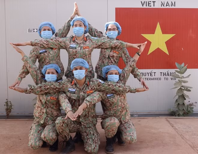 Cán bộ, nhân viên Bệnh viện dã chiến 2.2 tham gia tuyên truyền phòng chống dịch bệnh COVID-19 tại Bentiu, Nam Sudan.