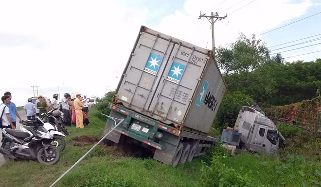 Hiện trường xe đầu kéo tông gãy 3 cột điện.