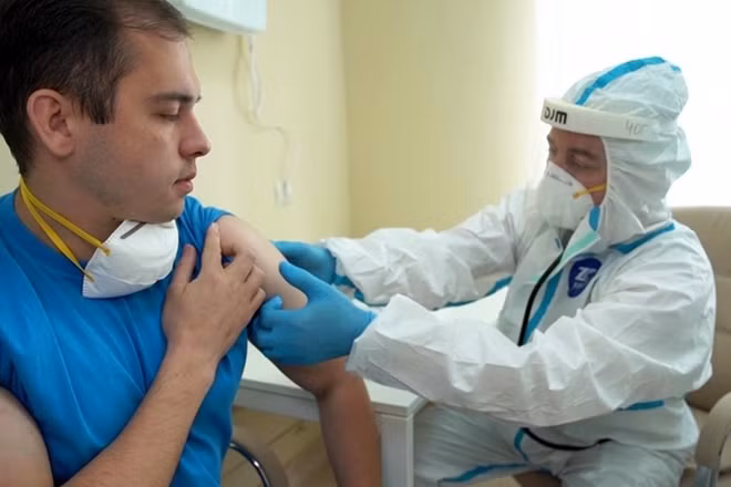 Thử nghiệm tiêm vaccine COVID-19 cho một tình nguyện viên Nga.