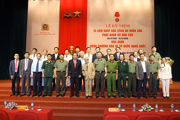 Phó Thủ tướng Thường trực Trương Hòa Bình, Bộ trưởng Tô Lâm và các đại biểu dự lễ kỷ niệm. Ảnh: T.Hoàng.