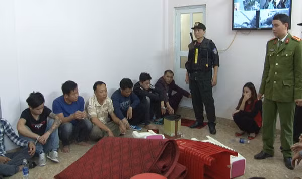 Hiện trường bắt quả tang sới bạc.