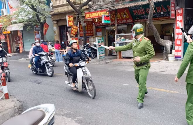 Lực lượng Công an Hà Nội tiếp tục xử lý người không đeo khẩu trang nơi công cộng.
